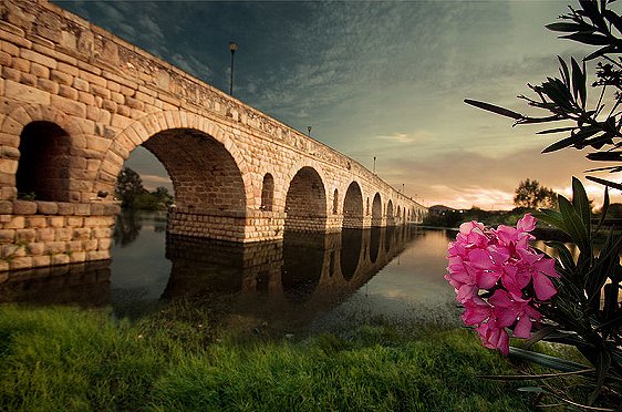 File:Roman-bridge-merida.jpg
